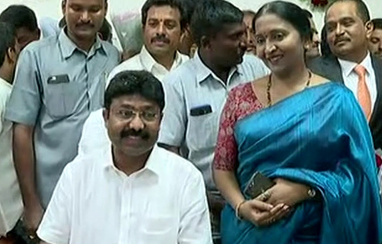 ఏపీ మంత్రి సురేశ్ దంపతులపై ఆదాయానికి మించిన ఆస్తుల కేసు! ఏపీ మంత్రి సురేశ్ దంపతులపై ఆదాయానికి మించిన ఆస్తుల కేసు!