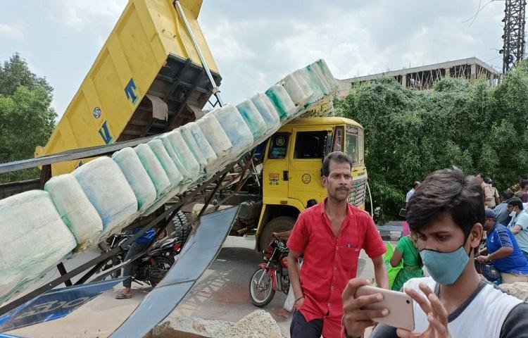 ఆర్టీసీ బస్టాండ్ సమీపంలో కూలిన టిటిడి ఆర్చ్ ఆర్టీసీ బస్టాండ్ సమీపంలో కూలిన టిటిడి ఆర్చ్