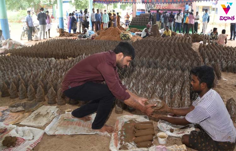చంద్రగిరిలో..75 వేలకు పైగా ఉచితంగా..వినాయక విగ్రహాల పంపిణీ చంద్రగిరిలో..75 వేలకు పైగా ఉచితంగా..వినాయక విగ్రహాల పంపిణీ