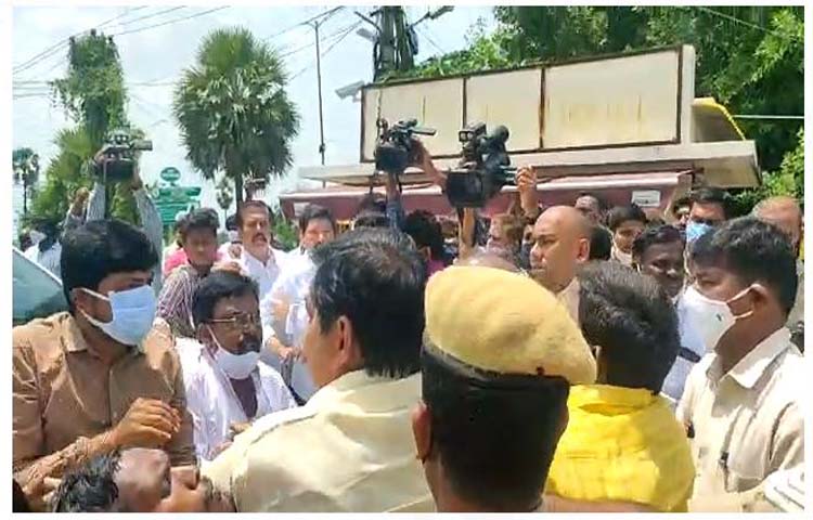 చంద్రబాబు నివాసం వద్ద ఉద్రిక్తత చంద్రబాబు నివాసం వద్ద ఉద్రిక్తత