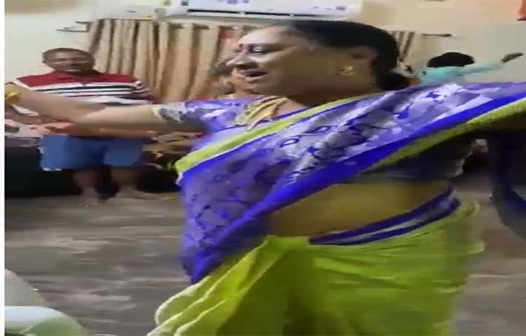 బుల్లెట్ బండి పాటకు స్టెప్పులేసిన డిప్యూటి సీఎం సతీమణి బుల్లెట్ బండి పాటకు స్టెప్పులేసిన డిప్యూటి సీఎం సతీమణి