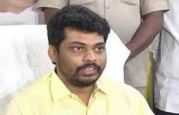 విశాఖ ఏజెన్సీలో ప్రభుత్వం కులాల మధ్య చిచ్చుపెడుతోంది విశాఖ ఏజెన్సీలో ప్రభుత్వం కులాల మధ్య చిచ్చుపెడుతోంది