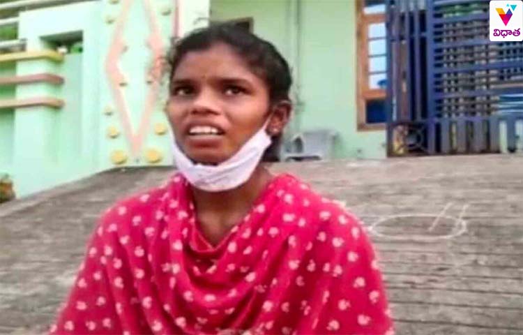 అత్తగారింటి ముందు మహిళ న్యాయపోరాటం అత్తగారింటి ముందు మహిళ న్యాయపోరాటం