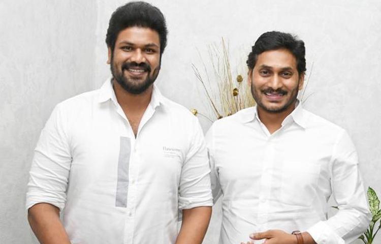 విజనరీ సీఎం జగన్ ను కలవడాన్ని గౌరవంగా భావిస్తున్నా: మంచు మనోజ్ విజనరీ సీఎం జగన్ ను కలవడాన్ని గౌరవంగా భావిస్తున్నా: మంచు మనోజ్