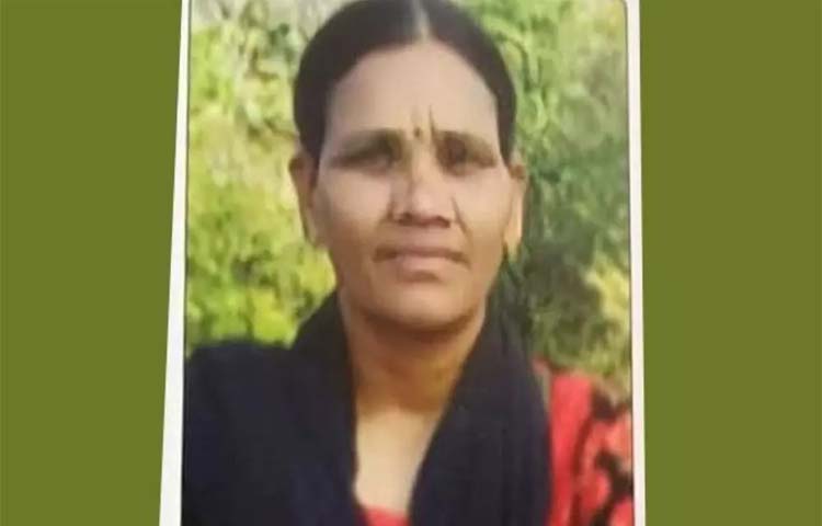 డీజీపీ ఎదుట మావోయిస్టు శారదక్క లొంగుబాటు డీజీపీ ఎదుట మావోయిస్టు శారదక్క లొంగుబాటు