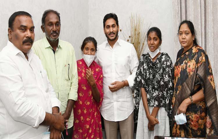 క్యాంప్ ఆఫీస్ లో సీఎంని కలిసిన రమ్య కుటుంబ సభ్యులు క్యాంప్ ఆఫీస్ లో సీఎంని కలిసిన రమ్య కుటుంబ సభ్యులు