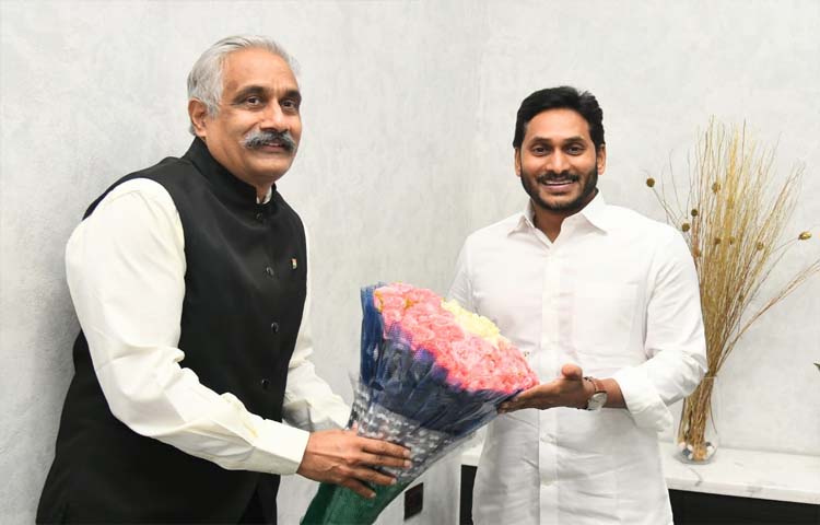 సీఎం జగన్ ని కలిసిన సమీర్ శర్మ సీఎం జగన్ ని కలిసిన సమీర్ శర్మ