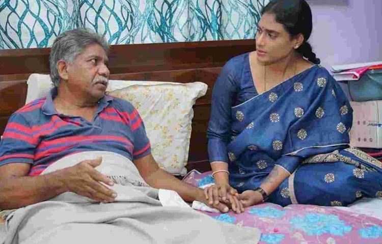మంద కృష్ణ మాదిగను కలిసిన షర్మిల మంద కృష్ణ మాదిగను కలిసిన షర్మిల