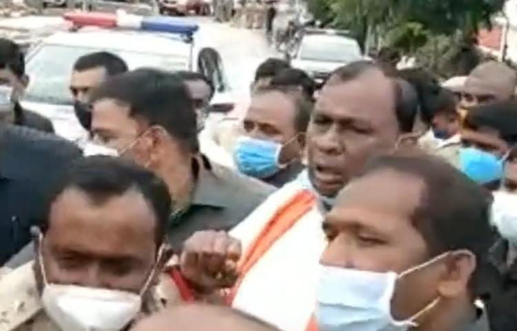 హైదరాబాద్ జూబ్లీహిల్స్ ఫిలింనగర్ లో ఉద్రిక్తం హైదరాబాద్ జూబ్లీహిల్స్ ఫిలింనగర్ లో ఉద్రిక్తం
