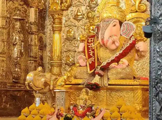 వినాయకుడికి రూ.6 కోట్ల విలువైన 5 కేజీల బంగారు కిరీటం వినాయకుడికి రూ.6 కోట్ల విలువైన 5 కేజీల బంగారు కిరీటం