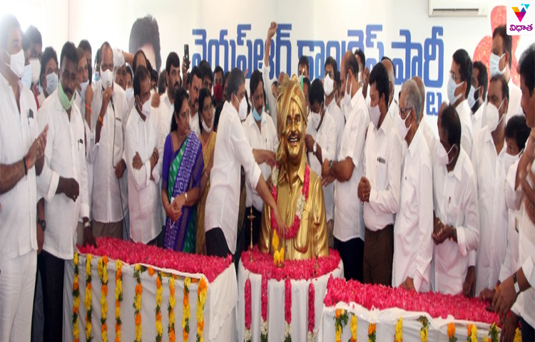 వైయస్ఆర్ కాంగ్రెస్ పార్టీ కేంద్ర కార్యాలయంలో వైయస్ఆర్ వర్దంతి కార్యక్రమం వైయస్ఆర్ కాంగ్రెస్ పార్టీ కేంద్ర కార్యాలయంలో వైయస్ఆర్ వర్దంతి కార్యక్రమం