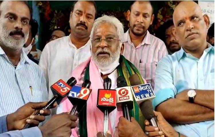 భారీ వర్షాలతో టీటీడీ కి రూ 4 కోట్లకు పైగా నష్టం భారీ వర్షాలతో టీటీడీ కి రూ 4 కోట్లకు పైగా నష్టం