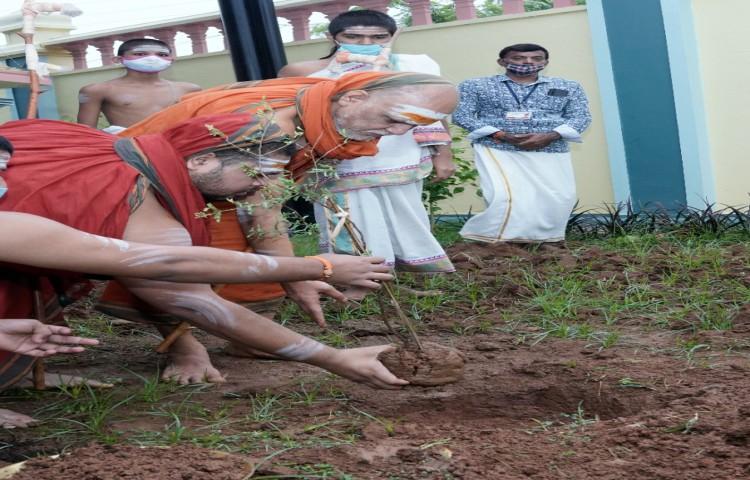 గ్రీన్ ఇండియా చాలెంజ్ లో పాల్గొన్న విశాఖ శ్రీ శారదా పీఠాధిపతులు గ్రీన్ ఇండియా చాలెంజ్ లో పాల్గొన్న విశాఖ శ్రీ శారదా పీఠాధిపతులు