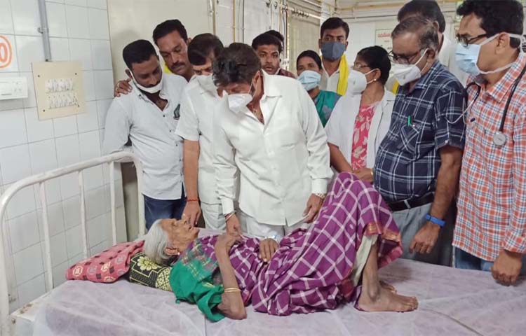 ప్రభుత్వాస్పత్రిలో బాలయ్య ఆకస్మిక తనిఖీలు ప్రభుత్వాస్పత్రిలో బాలయ్య ఆకస్మిక తనిఖీలు