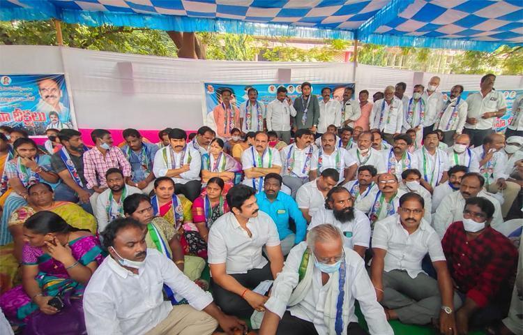ఒంగోలులో జనాగ్రహా దీక్ష చేపట్టిన మంత్రి బాలినేని ఒంగోలులో జనాగ్రహా దీక్ష చేపట్టిన మంత్రి బాలినేని