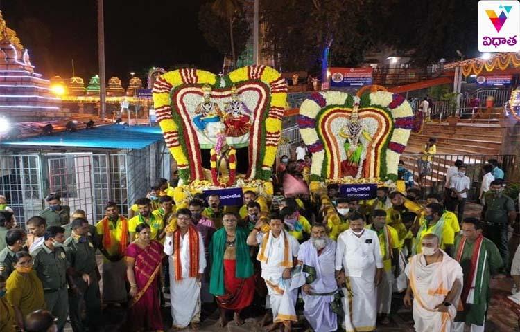బ్రహ్మచారిణి అలంకారంలో శ్రీశైల భ్రమరాంబ బ్రహ్మచారిణి అలంకారంలో శ్రీశైల భ్రమరాంబ