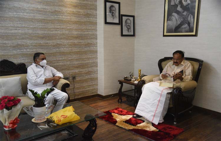 ఉప రాష్ట్రపతి వెంకయ్యకి ఆహ్వానం అందజేసిన బుద్ద ప్రసాద్ ఉప రాష్ట్రపతి వెంకయ్యకి ఆహ్వానం అందజేసిన బుద్ద ప్రసాద్