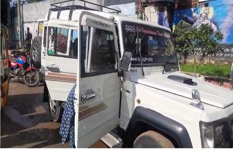 రైల్వే అండర్ బ్రిడ్జ్ లో కారు మునిగి నవ వధువు మృతి రైల్వే అండర్ బ్రిడ్జ్ లో కారు మునిగి నవ వధువు మృతి