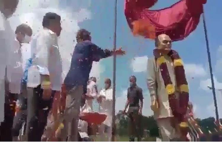 అల్లు రామ లింగయ్య విగ్రహాన్ని ఆవిష్కరించిన చిరంజీవి అల్లు రామ లింగయ్య విగ్రహాన్ని ఆవిష్కరించిన చిరంజీవి