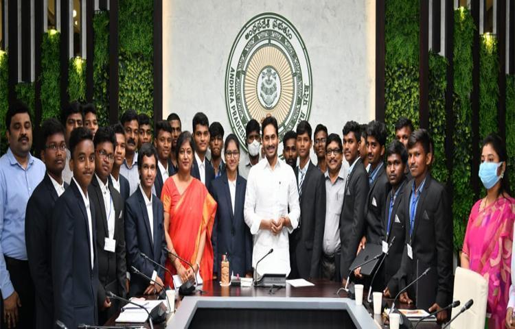 ఐఐటీల్లో ర్యాంకులు సాధించిన గురుకుల విద్యార్థులను అభినందించిన జగన్ ఐఐటీల్లో ర్యాంకులు సాధించిన గురుకుల విద్యార్థులను అభినందించిన జగన్