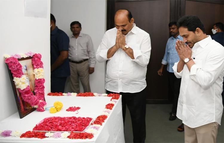 వాల్మీకి చిత్రపటానికి నివాళులర్పించిన సీఎం జగన్ వాల్మీకి చిత్రపటానికి నివాళులర్పించిన సీఎం జగన్