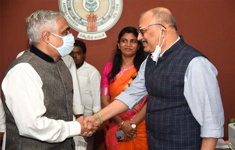 సీఎం జగన్ను కలిసిన నూతన సీఎస్ సమీర్ శర్మ,ఆదిత్యనాథ్ దాస్ సీఎం జగన్ను కలిసిన నూతన సీఎస్ సమీర్ శర్మ,ఆదిత్యనాథ్ దాస్