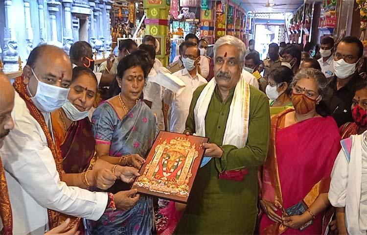 ఇంద్రకీలాద్రి కి ఏపీ సీఎస్ సమీర్ శర్మ ఇంద్రకీలాద్రి కి ఏపీ సీఎస్ సమీర్ శర్మ