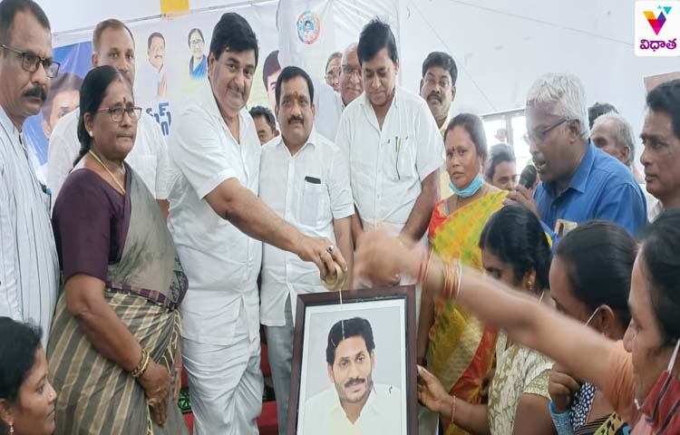మహిళలకు అలంబనగా సీఎం జగన్ మహిళలకు అలంబనగా సీఎం జగన్
