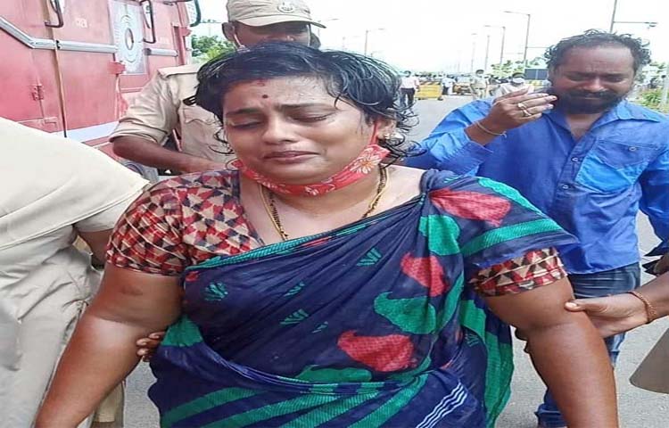 విసుగు చెందిన దంపతులు.. హైకోర్టు ముందు ఆత్మహత్యాయత్నం విసుగు చెందిన దంపతులు.. హైకోర్టు ముందు ఆత్మహత్యాయత్నం