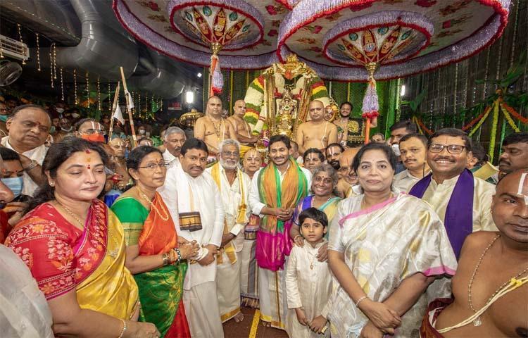 శ్రీవారి సేవలో సీఎం జగన్ శ్రీవారి సేవలో సీఎం జగన్