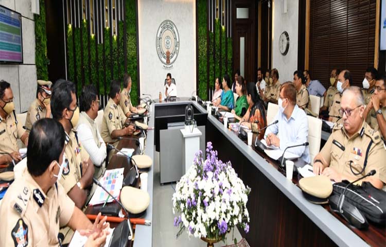 లా అండ్ ఆర్డర్పై క్యాంప్ కార్యాలయంలో సీఎం వైయస్.జగన్ సమీక్ష లా అండ్ ఆర్డర్పై క్యాంప్ కార్యాలయంలో సీఎం వైయస్.జగన్ సమీక్ష