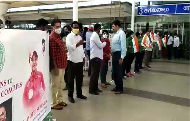 గన్నవరం చేరుకున్న వరల్డ్ ఆర్చరీ ఛాంపియన్ వెన్నం జ్యోతి గన్నవరం చేరుకున్న వరల్డ్ ఆర్చరీ ఛాంపియన్ వెన్నం జ్యోతి