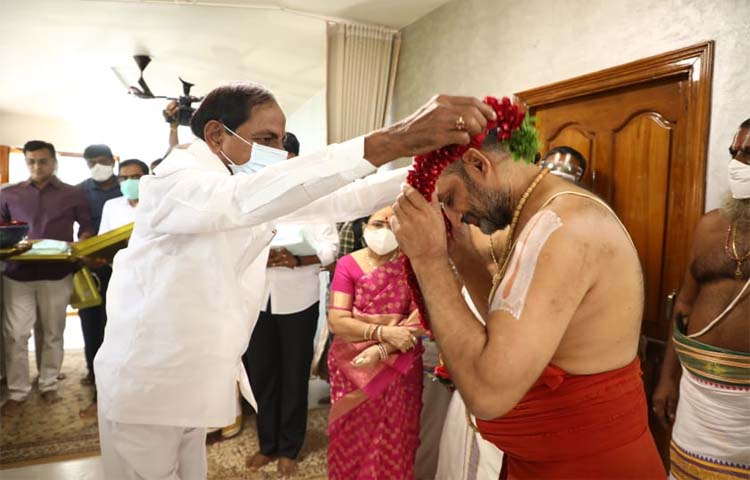 చినజీయర్ స్వామి ఆశ్రమానికి సతీసమేతంగా సీఎం కేసీఆర్ చినజీయర్ స్వామి ఆశ్రమానికి సతీసమేతంగా సీఎం కేసీఆర్