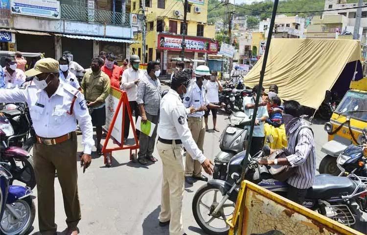 నేటి నుంచే కొత్త ట్రాఫిక్ రూల్స్.. ఇక లైన్ దాటితే బాదుడే! నేటి నుంచే కొత్త ట్రాఫిక్ రూల్స్.. ఇక లైన్ దాటితే బాదుడే!