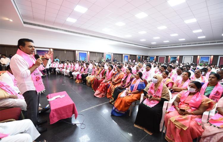 టీఆర్ఎస్ పార్టీ ద్విదశాబ్ది ఉత్సవాలపై కేటీఆర్ సమావేశం టీఆర్ఎస్ పార్టీ ద్విదశాబ్ది ఉత్సవాలపై కేటీఆర్ సమావేశం