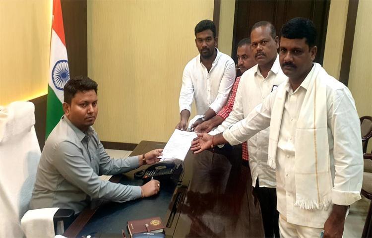 జాయింట్ కలెక్టర్ కి వినతిపత్రం అందజేసిన పరిటాల శ్రీరామ్, సీపీఐ నాయకులు జాయింట్ కలెక్టర్ కి వినతిపత్రం అందజేసిన పరిటాల శ్రీరామ్, సీపీఐ నాయకులు