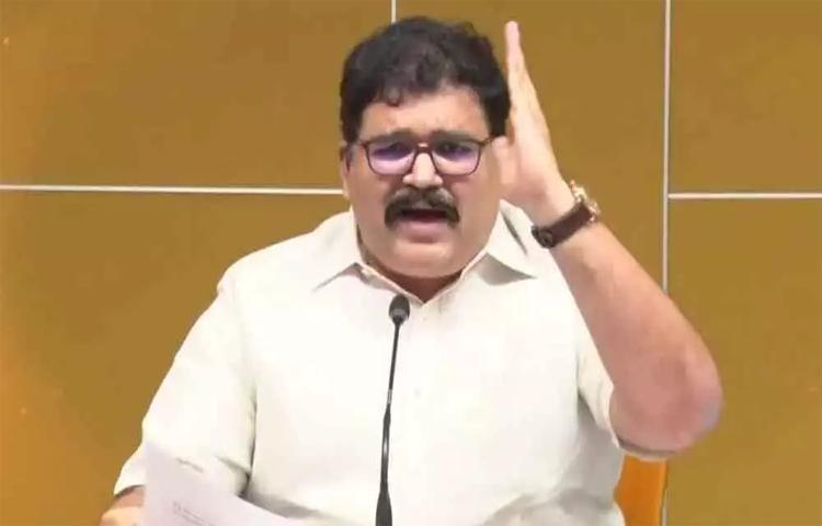 పట్టాభిపై మత్స్యకారుల ఫిర్యాదు పట్టాభిపై మత్స్యకారుల ఫిర్యాదు
