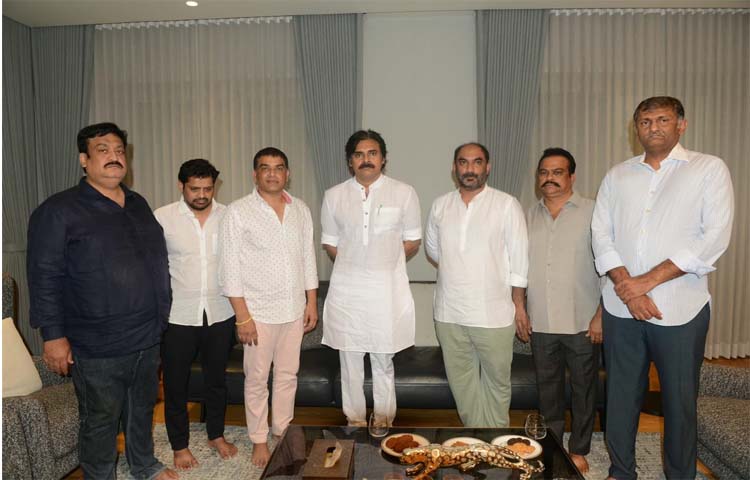 పవన్ కళ్యాణ్ తో సినీ ప్రముఖుల భేటీ పవన్ కళ్యాణ్ తో సినీ ప్రముఖుల భేటీ