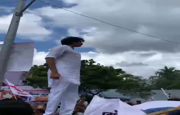 పోలీసులపై ఫైర్ అయిన పవర్ స్టార్.. పోలీసులపై ఫైర్ అయిన పవర్ స్టార్..