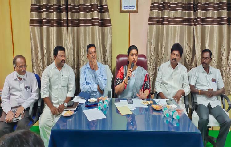 మునిసిపల్ కౌన్సిల్ సమావేశంలో పాల్గొన్న రోజా మునిసిపల్ కౌన్సిల్ సమావేశంలో పాల్గొన్న రోజా