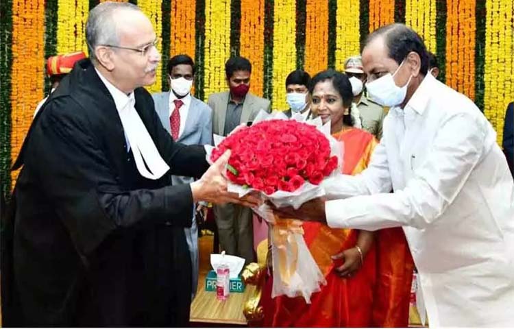 తెలంగాణ హైకోర్టు నూతన ప్రధాన న్యాయమూర్తిగా జస్టిస్ సతీష్చంద్ర శర్మ ప్రమాణస్వీకారం తెలంగాణ హైకోర్టు నూతన ప్రధాన న్యాయమూర్తిగా జస్టిస్ సతీష్చంద్ర శర్మ ప్రమాణస్వీకారం