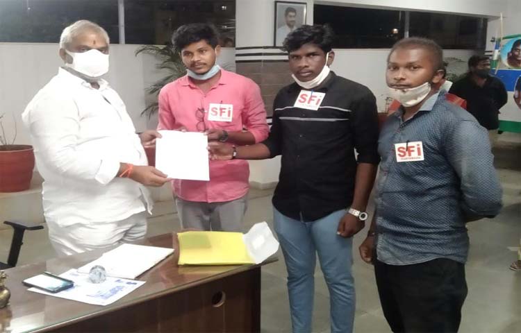 కబ్జాకు గురైన SRR కలశాల స్థలాన్ని కళాశాలకు అప్పగించాలి కబ్జాకు గురైన SRR కలశాల స్థలాన్ని కళాశాలకు అప్పగించాలి