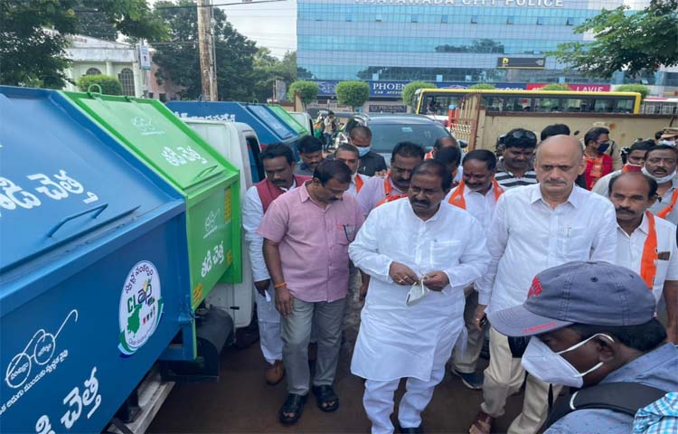 చెత్త సేకరణ వాహనాలపై వైసీపీ రంగులు వేయడంతో సోమువీర్రాజు ఆగ్రహం చెత్త సేకరణ వాహనాలపై వైసీపీ రంగులు వేయడంతో సోమువీర్రాజు ఆగ్రహం