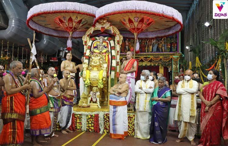 సింహ వాహనంపై యోగనరసింహుని అళంకారంలో శ్రీ మలయప్ప సింహ వాహనంపై యోగనరసింహుని అళంకారంలో శ్రీ మలయప్ప