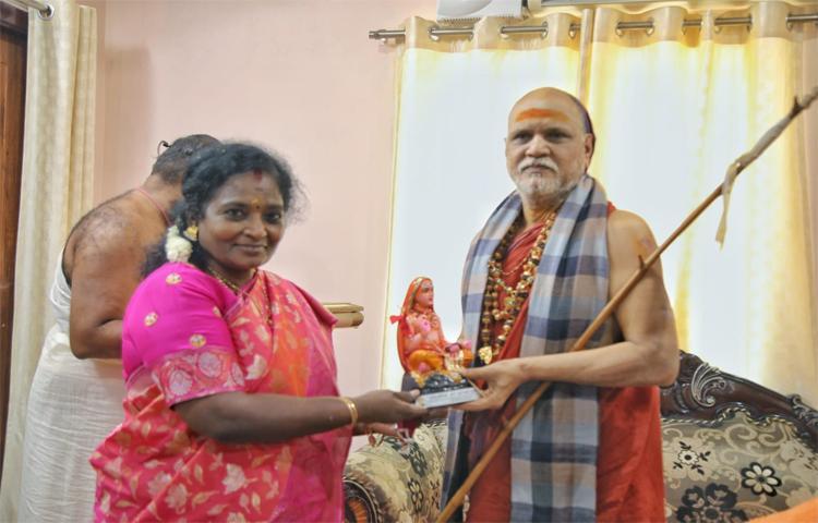 తెలంగాణ గవర్నరుకు పీఠాధిపతుల ఆశీస్సులు తెలంగాణ గవర్నరుకు పీఠాధిపతుల ఆశీస్సులు