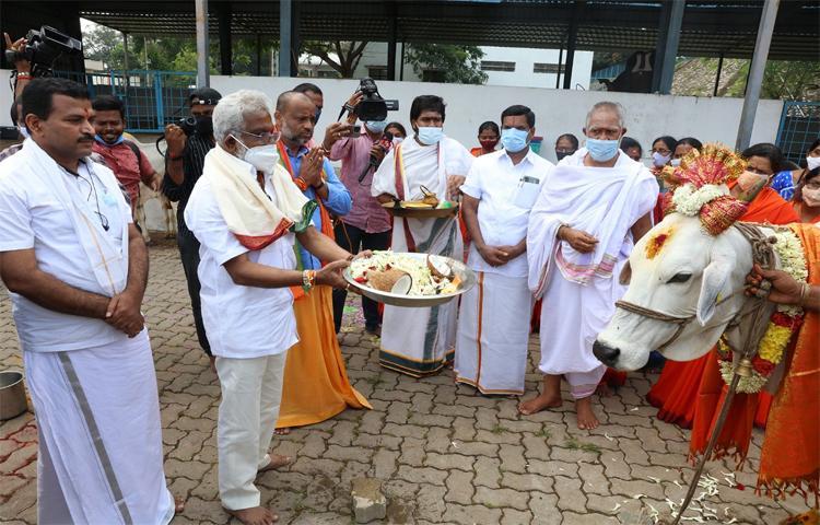గోశాలకు రెండు ఆవులు, దూడల విరాళంగా ఇచ్చిన టైమ్స్ ఆఫ్ ఇండియా పత్రిక చైర్మన్ గోశాలకు రెండు ఆవులు, దూడల విరాళంగా ఇచ్చిన టైమ్స్ ఆఫ్ ఇండియా పత్రిక చైర్మన్