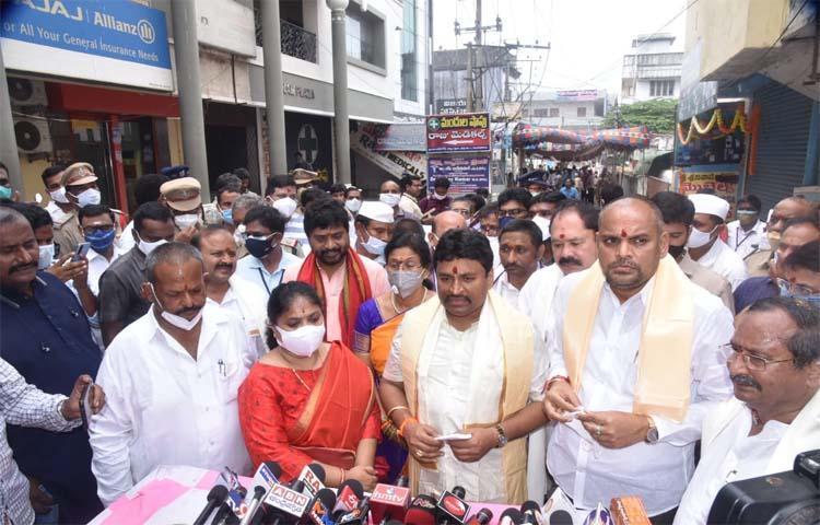 పైడితల్లి అమ్మవారిని దర్శనం చేసుకున్న మంత్రులు పైడితల్లి అమ్మవారిని దర్శనం చేసుకున్న మంత్రులు