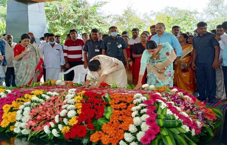 వైఎస్సార్ ఘాట్ వద్ద ఘనంగా నివాళులు అర్పించిన షర్మిల వైఎస్సార్ ఘాట్ వద్ద ఘనంగా నివాళులు అర్పించిన షర్మిల