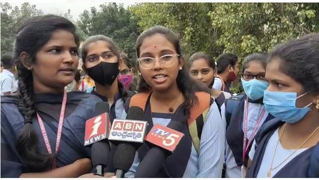 అనంతపురం: విద్యార్థులపై లాఠీఛార్జ్ అనంతపురం: విద్యార్థులపై లాఠీఛార్జ్