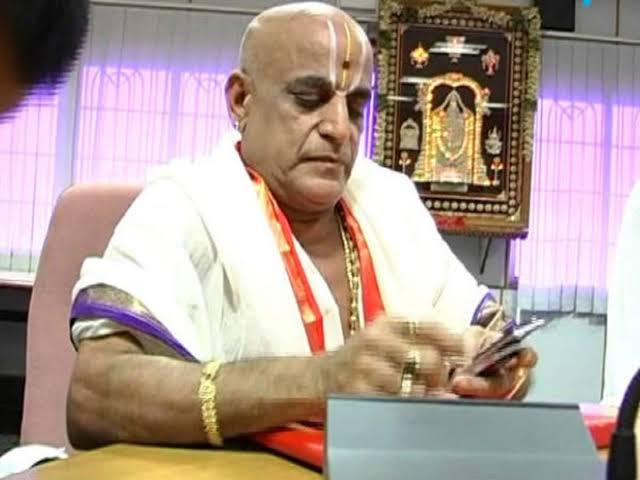 తిరుమల: శ్రీవారి ఆలయ ఓయస్డీ డాలర్ శేషాద్రి హఠన్మరణం తిరుమల: శ్రీవారి ఆలయ ఓయస్డీ డాలర్ శేషాద్రి హఠన్మరణం